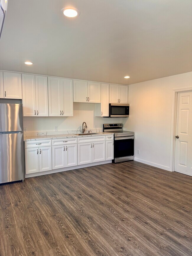 Kitchen - 1031 Beverly St