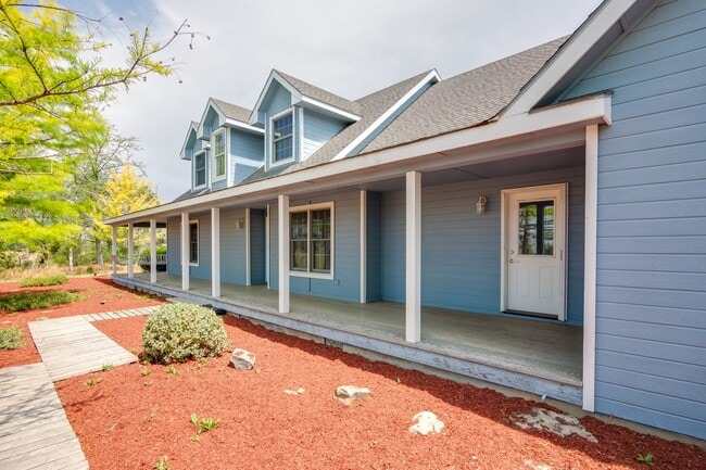 Building Photo - 3 Bedroom Farm House For Rent
