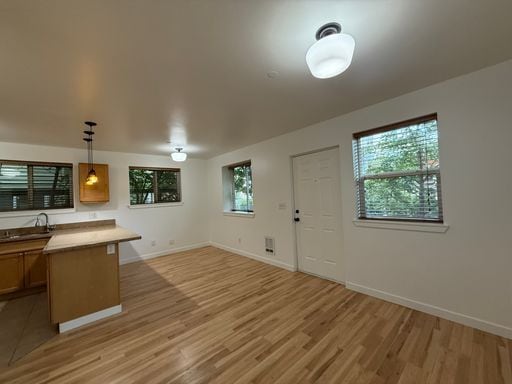 Building Photo - Beautiful 1 Bedroom Columbia City Apartmen...