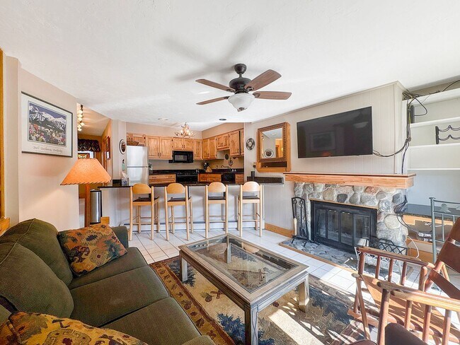 Building Photo - Winter rental 5-6 month lease! Hot tub! Walk to town! Garage parking!