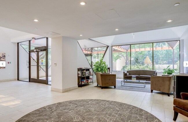 Foto del edificio - 1301 N Courthouse Rd