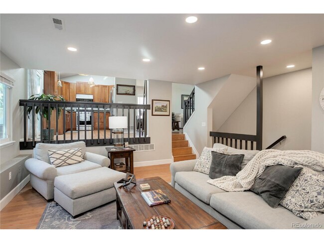 Foto del edificio - 240 S Lark Ave