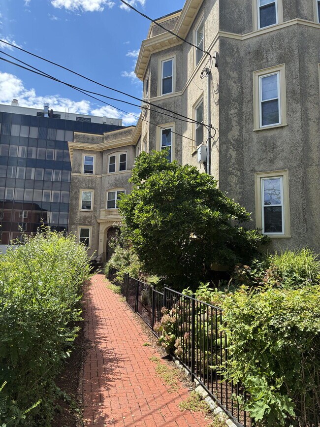 Building Photo - Spacious & Elegant 3-Bed Condo with Gleaming Hardwood Floors outside Harvard Square