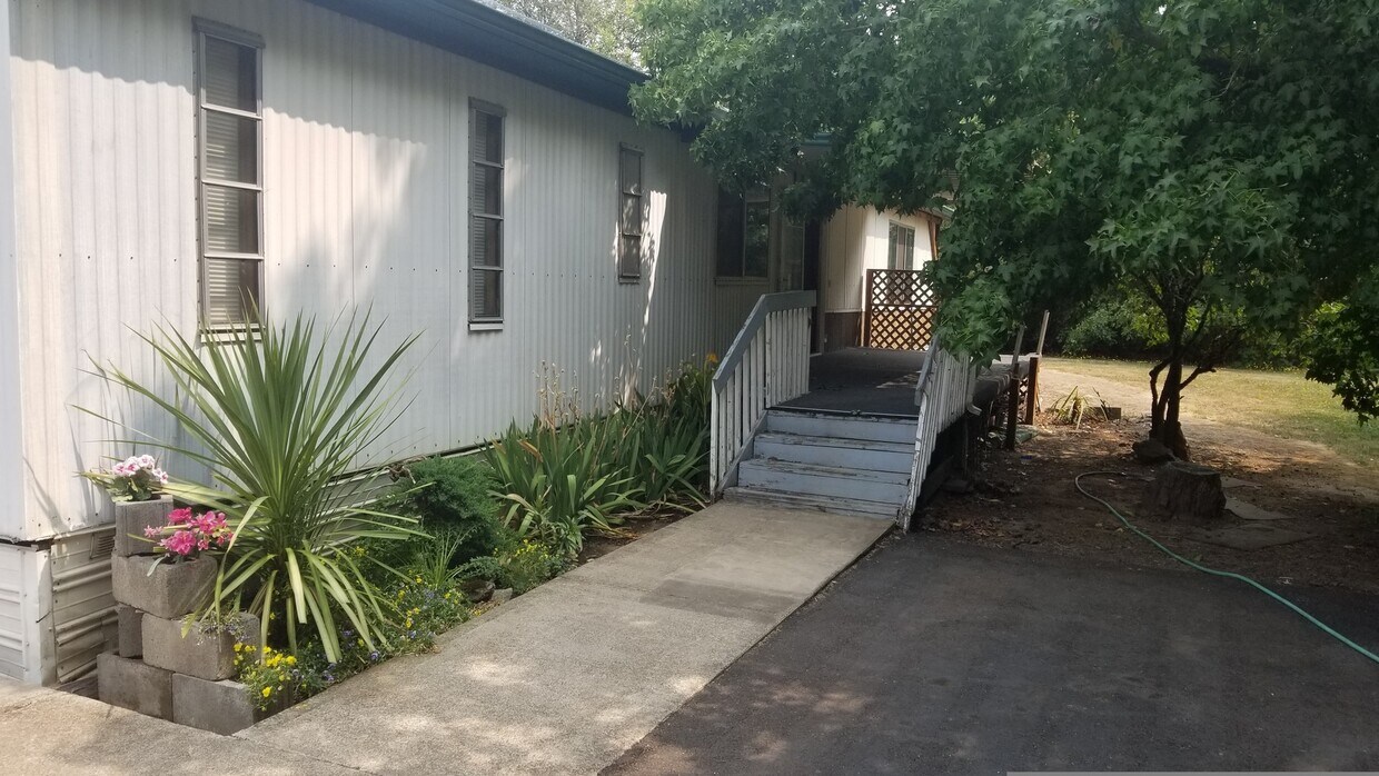 Foto principal - 3 bed/2 bath manufactured home on shared 2...