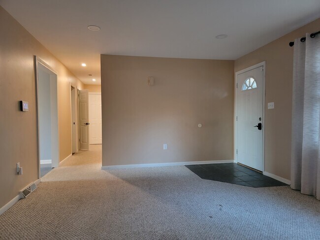 Foto del edificio - 40 Pine Crest Dr