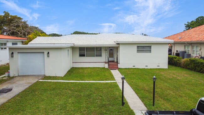 Building Photo - 1025 Hunting Lodge Dr