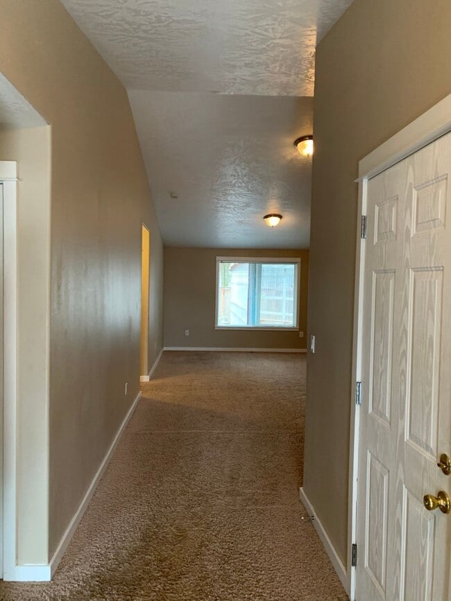 Building Photo - 3 bedroom ~ 2 bath home in SE Albany