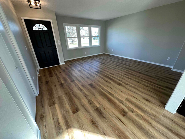 Foto del edificio - 118 N Maple Ave