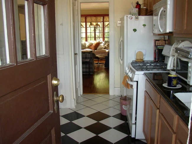 rear dr. into kitchen - 832 Gates Ave