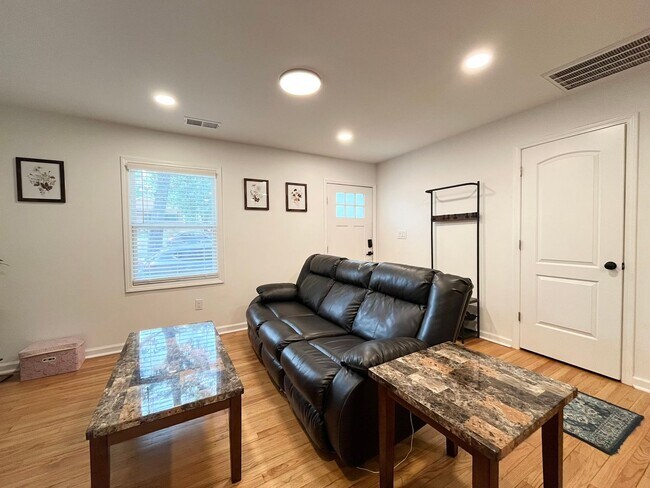 Foto del edificio - Modern 3BD, 2BA Near Downtown Durham with Assigned Off-Street Parking and Backyard