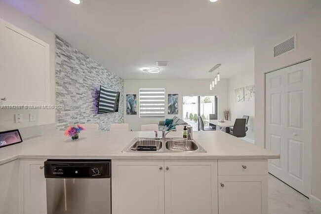Foto del edificio - 3371 W 106th Terrace