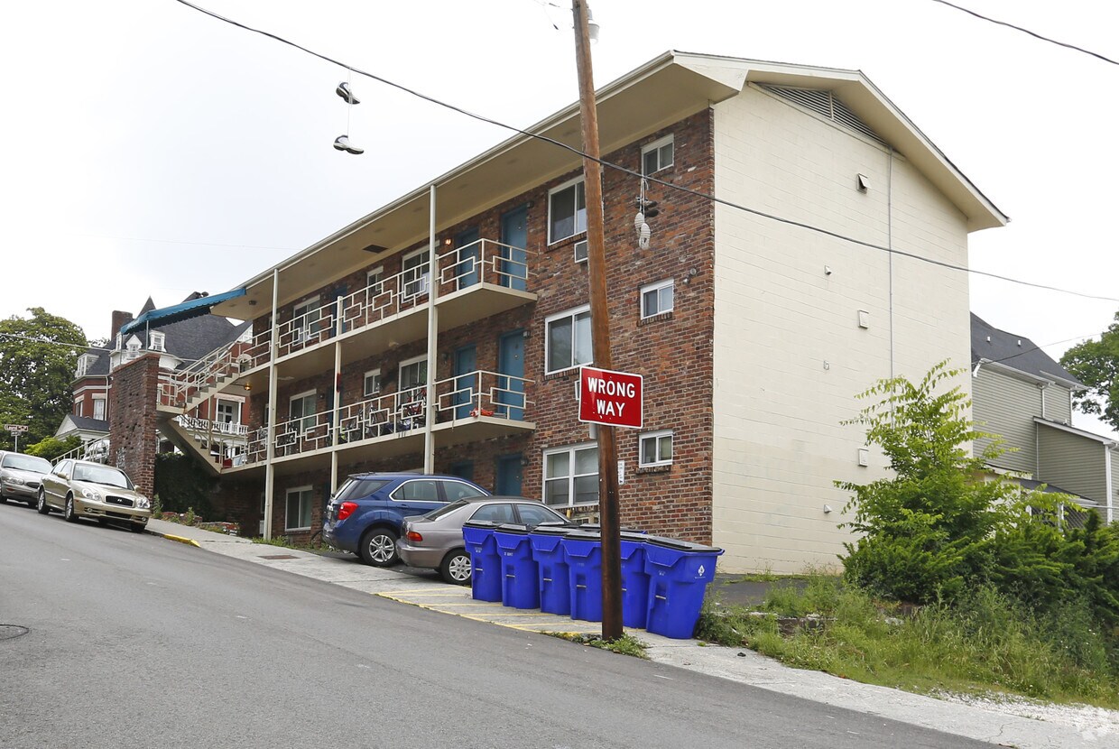 Building Photo - 1418 Laurel Ave