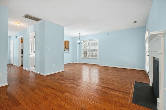 Foto del edificio - Price Drop + $500 OFF First Month's Rent! Woodcroft End of Unit Townhouse with Large Bedrooms
