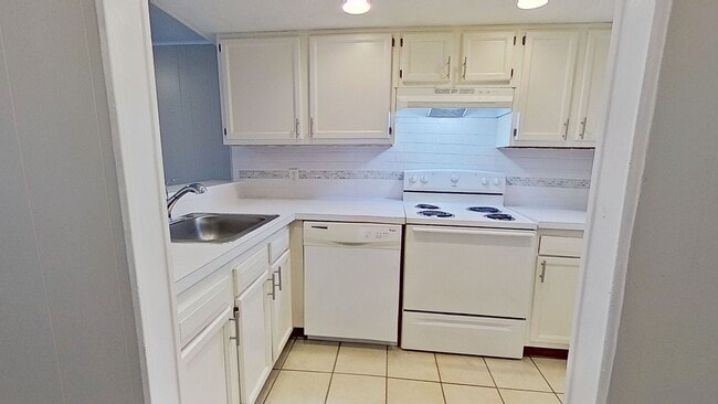 Building Photo - Charming 2 Bedroom close to the beach avai...