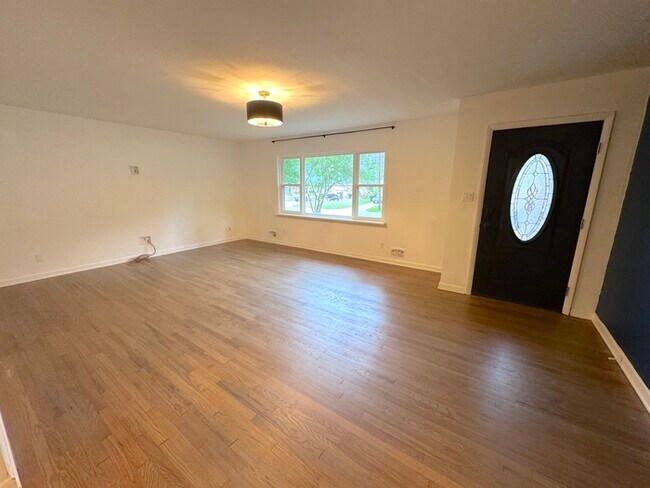 Building Photo - BEAUTIFULLY UPDATED 3 BEDROOM BRICK RANCH IN THALIA MANOR