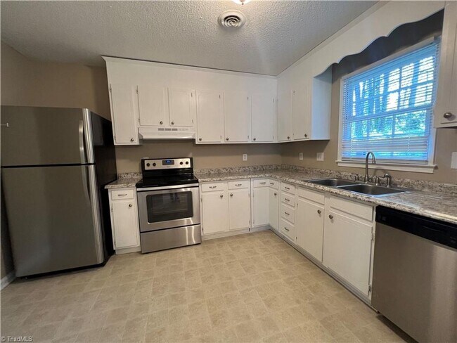 Building Photo - A Cozy 3 Bedroom, 2 Bathroom Home