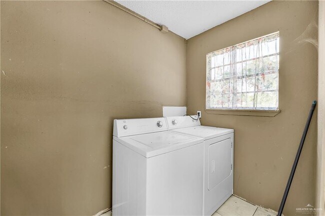Building Photo - 440 W Siesta St