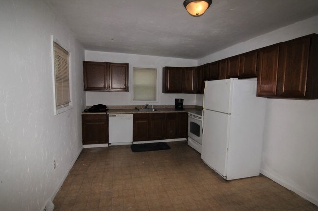 Building Photo - 3 bdrm 2 bth duplex