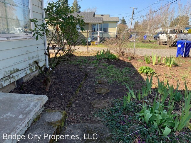 Building Photo - 3 br, 2 bath House - 5620 SE Lambert St.