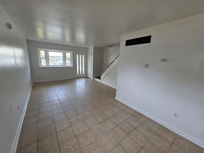 Foto del edificio - 66 Thorn Ln