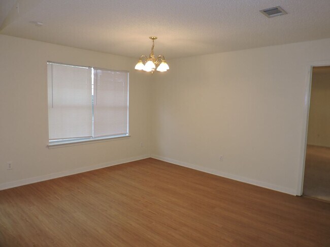 Foto del edificio - Centrally located with easy access to Whit...