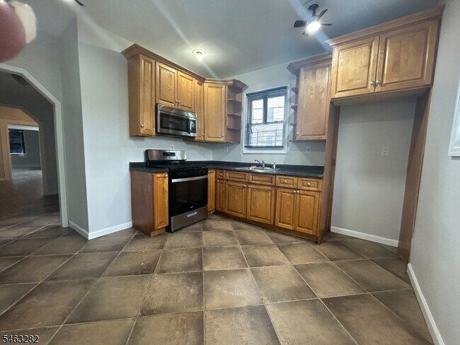 Building Photo - 163 Dewey St