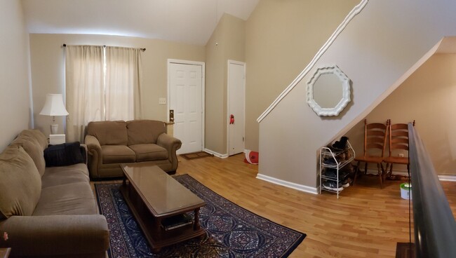 Building Photo - 2/2 town home, all hardwood floors for ren...