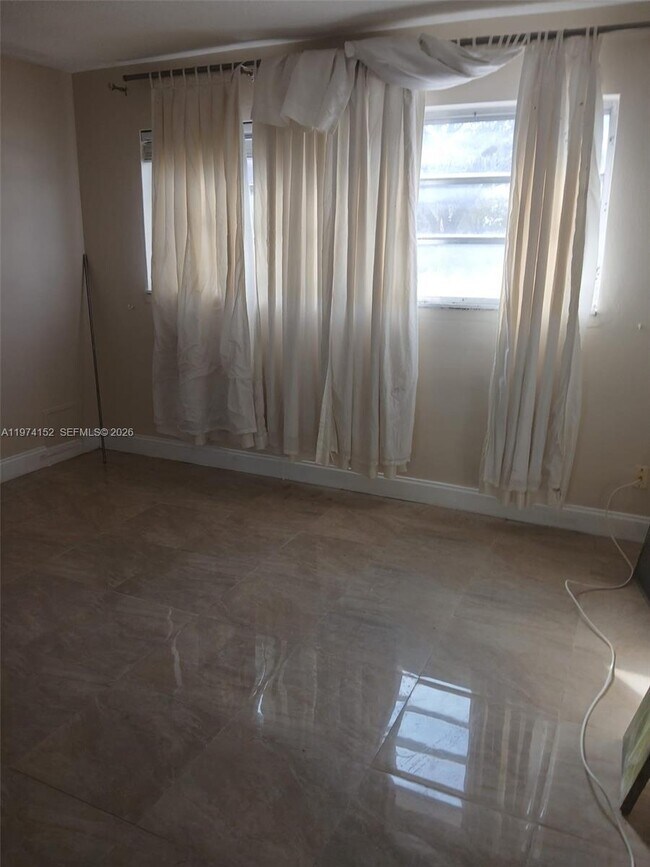 Foto del edificio - 180 NE 12th Ave