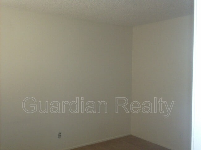 Building Photo - 2209 Tall Pine Dr