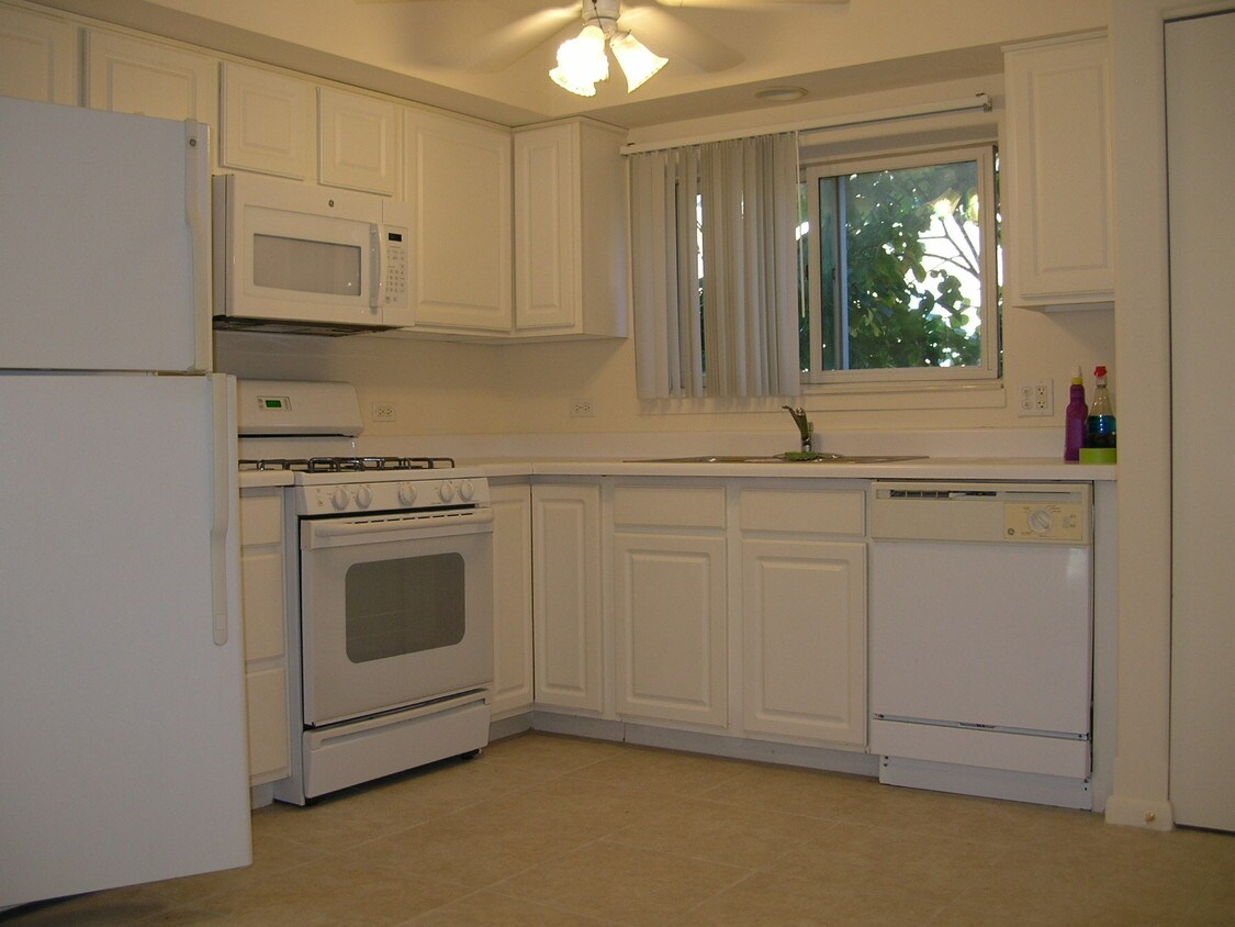 Primary Photo - 8751 W Catherine Ave