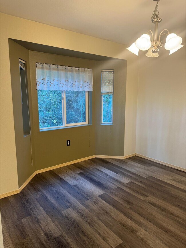 Building Photo - 805 Harrington Pl SE