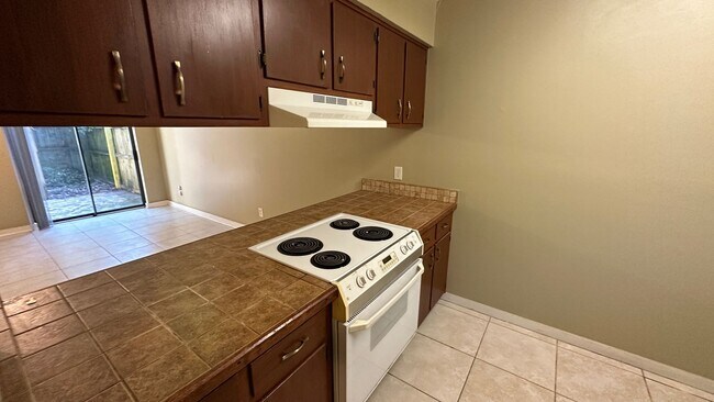 Foto del edificio - CUTE 2/1.5 w/ Small Fenced Yard, Close to ...