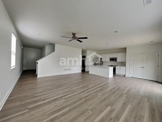 Building Photo - 301 Pne Hl Ct