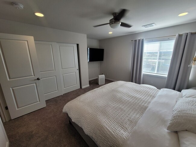 Building Photo - Kent Gated community townhome for lease - $2695.00 - 2 bedroom 2.5 bathroom furnished - 1 car gar...