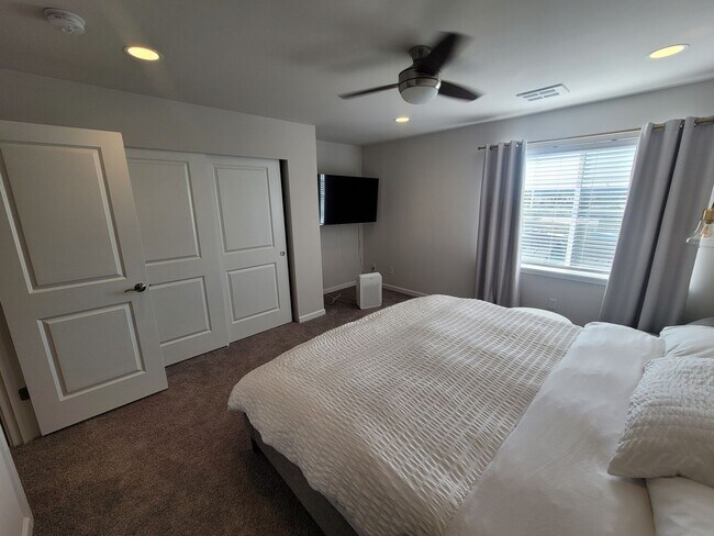 Foto del edificio - Kent Gated community townhome for lease - $2695.00 - 2 bedroom 2.5 bathroom furnished - 1 car gar...