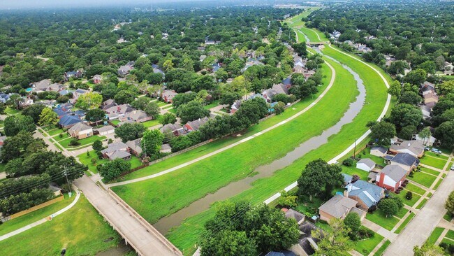 Building Photo - 15818 Sweetwater Creek Dr
