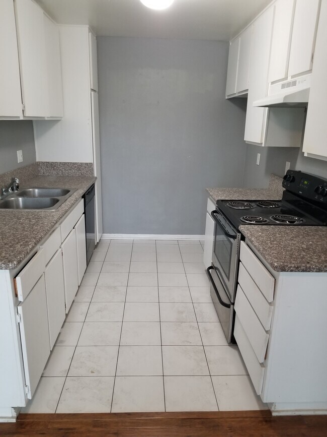 Foto del edificio - 17080 Colima Rd