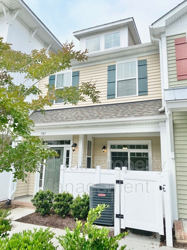 Primary Photo - 707 Fishers Ct