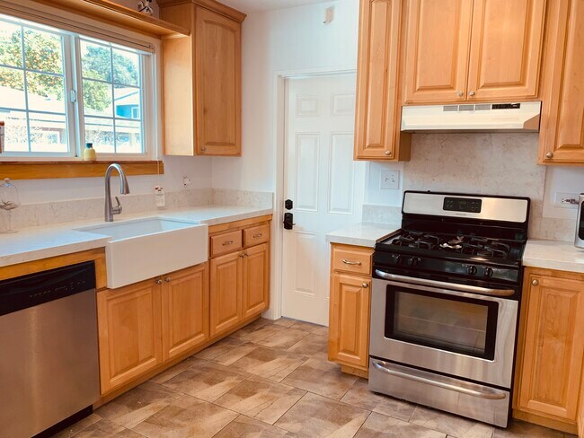 Kitchen - 1008 Carpinteria St