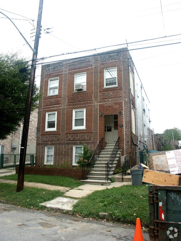 Primary Photo - 422 Quincy Ave
