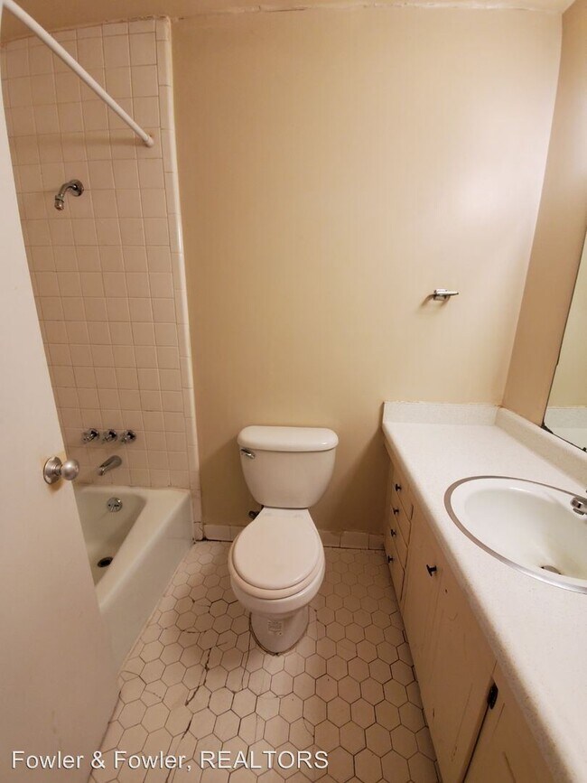 Building Photo - 211 Sunset Dr