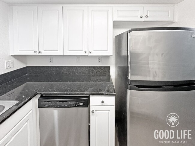 Foto del edificio - Spacious Dual-Master Home with Private Yard & Resort-Style Amenities