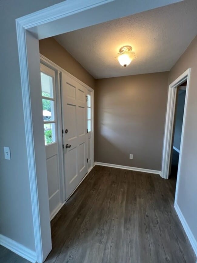 Building Photo - Newly updated 3 Bedroom/2 bath/bonus area ...