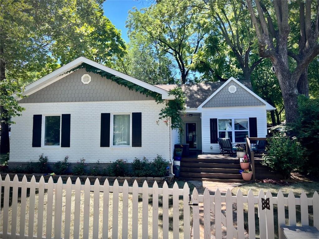 Primary Photo - 202 N 6th St