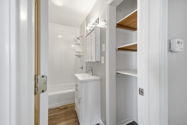 Foto del edificio - Move-In Ready 2 Bedroom Home with Basement Garage