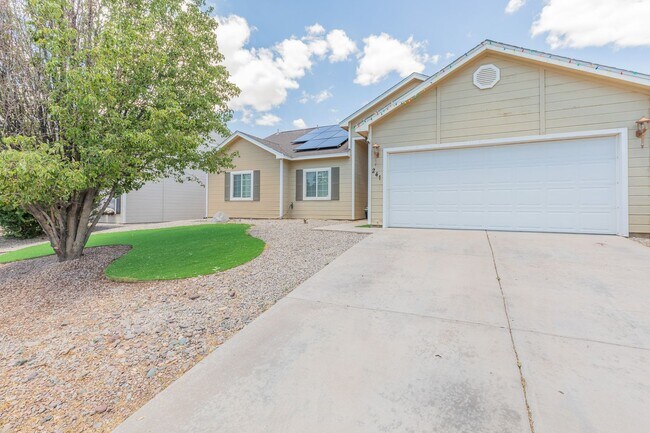 Building Photo - Conveniently located 3 Bedroom, 2 bath wit...