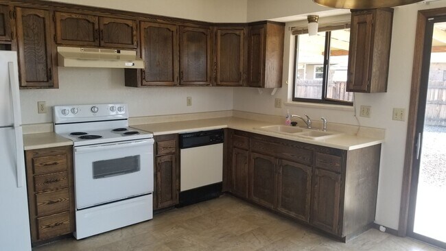 Foto del edificio - 2 Bed, 1 & 1/2 Bath, 1 Car Garage Duplex off of Patterson!!!!