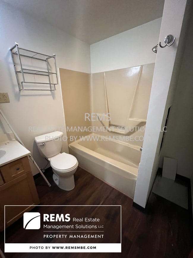 Building Photo - 602 10th Ave