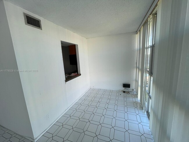 Foto del edificio - 801 Three Islands Boulevard