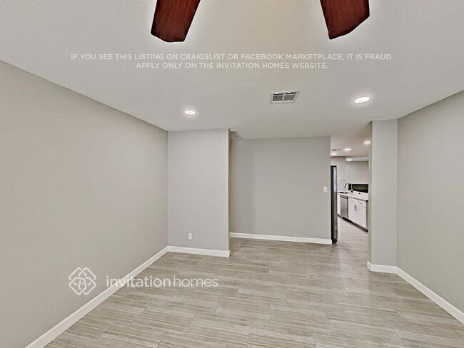 Building Photo - 2440 E Manhatton Dr